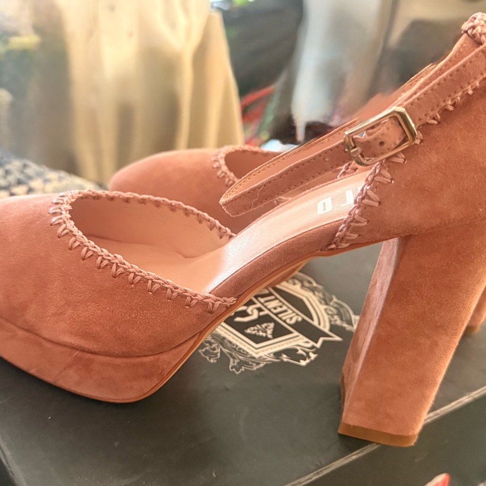 NIB Silent D Blush Heels